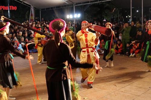 Về Tứ Xã xem 'Linh tinh tình phộc'