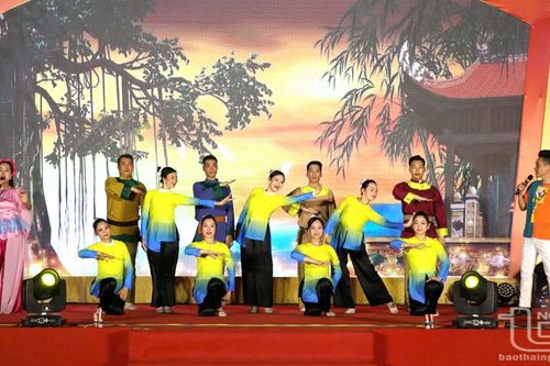 Lắng đọng đêm thơ Non nước Vạn Xuân