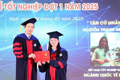 Tốt nghiệp và trao bằng cho gần 300 tân cử nhân, thạc sĩ