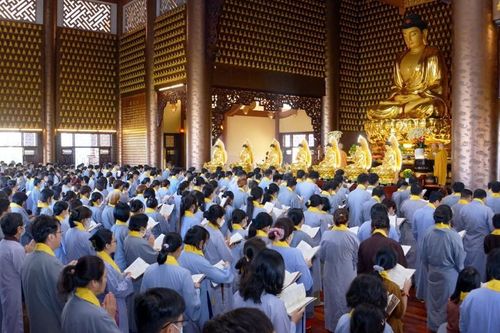 Hàng trăm người đến chùa Huê Nghiêm phát nguyện quy y Tam bảo đầu năm