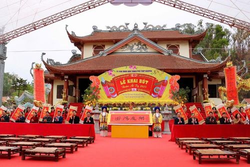 Thủy Nguyên (Hải Phòng): Lễ khai bút Xuân Ất Tỵ và Hội thi viết thư pháp bằng chữ quốc ngữ