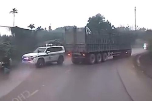 Xử phạt tài xế xe đầu kéo cản trở đoàn xe ưu tiên trên QL.2