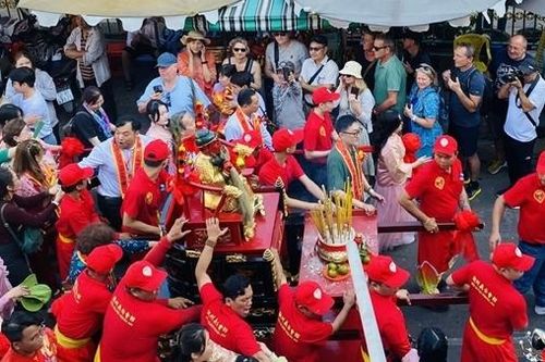 Du khách nước ngoài hào hứng với lễ hội nghinh ông ở Chợ Lớn