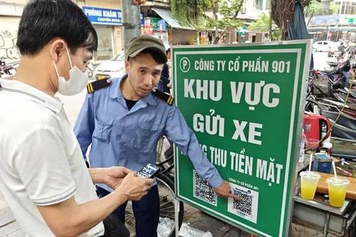 Thu phí trông, giữ xe không tiền mặt để tránh 'chặt chém'