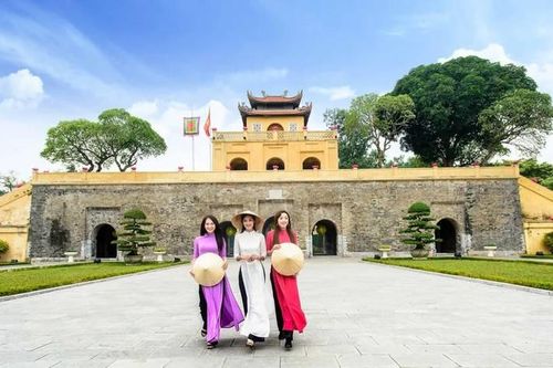 Ngày 14/2: Hà Nội vinh danh hai làng nghề gốm sứ Bát Tràng và dệt lụa Vạn Phúc
