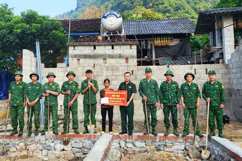 Bộ đội biên phòng tích cực giúp nhân dân xóa nhà tạm, nhà dột nát