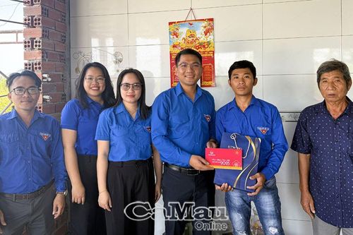 Thăm và tặng quà thanh niên chuẩn bị thực hiện nghĩa vụ quân sự