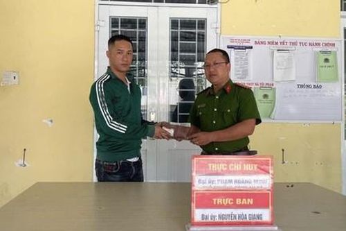 Người đàn ông nhặt được 38 triệu đồng giao nộp Công an tìm người trả lại
