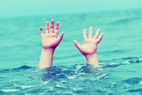 Rủ nhau ra hồ chơi, hai bé 3 tuổi chết đuối thương tâm