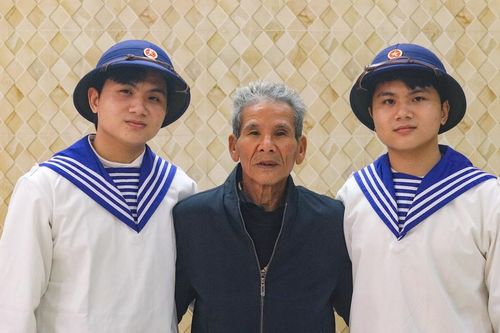 Ninh Bình: Cặp song sinh viết đơn tình nguyện nhập ngũ