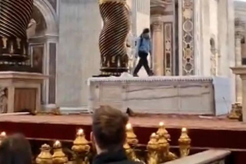Màn nhảy nhót gây sốc tại nhà thờ Vatican