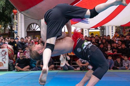 Đô vật Belarus nhấc bổng võ sĩ 130 kg của Việt Nam