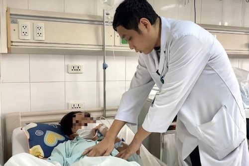 Nghịch dại với vòi xịt hậu môn, nam thanh niên suýt mất mạng