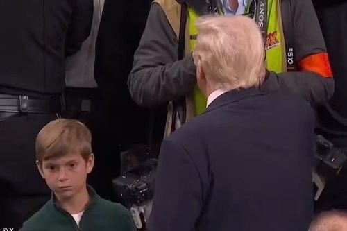 Phản ứng của cháu trai khi đi cạnh Tổng thống Donald Trump gây sốt
