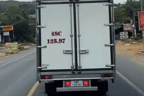 Xe tải chạy 'rùa bò', chèn ép không cho xe phía sau vượt