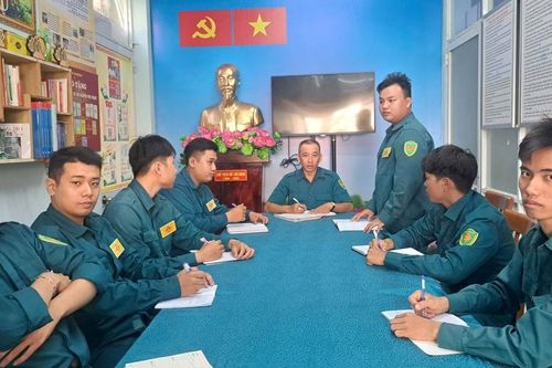 TP Hồ Chí Minh: Anh em sinh đôi tình nguyện nhập ngũ