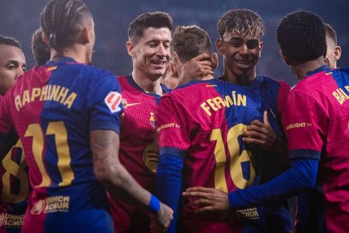 Barcelona thắng đậm Sevilla trong thế 10 người, phả hơi nóng vào cuộc đua vô địch La Liga