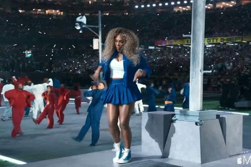 Huyền thoại tennis thế giới bất ngờ xuất hiện giữa giờ trận Super Bowl với màn nhảy cực cháy bên chủ nhân của 5 giải Grammy