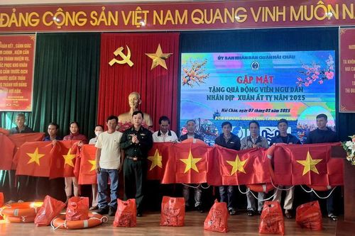 Tặng quà động viên ngư dân nhân dịp Xuân Ất Tỵ 2025
