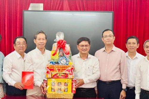 Đoàn đại biểu MTTQ Việt Nam TPHCM thăm, chúc Tết các hội quán ở quận 5