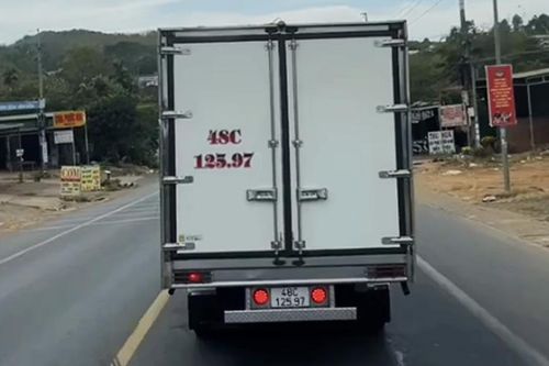 Xe tải chạy 'rùa bò', không cho xe phía sau vượt