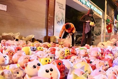 Sau Tết, heo đất bày bán 'tràn' vỉa hè Hà Nội