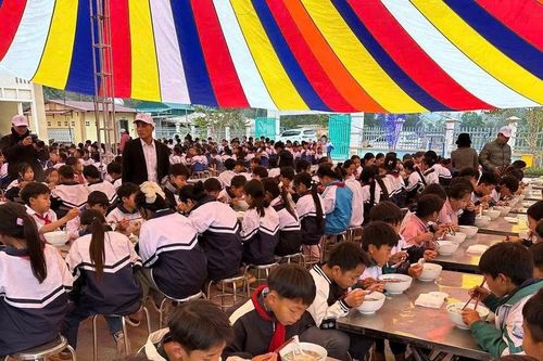 Ấm lòng từ 20.000 bát phở '0 đồng' tới học sinh nghèo nơi vùng biên Điện Biên