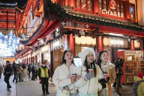 Nam vương Tuấn Ngọc, Hoa hậu Kiều Duy rạng rỡ diện áo dài dưới thời tiết âm độ