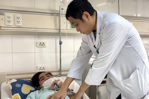 Vỡ đại trực tràng do bị bạn dùng vòi hơi xịt vào hậu môn
