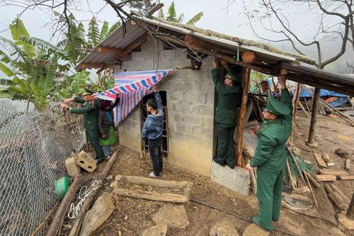 Đồn Biên phòng Sơn Vĩ tuyên truyền, vận động người dân chống rét cho người, vật nuôi