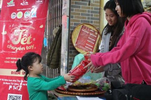 'Chuyền tay' hương vị Tết đến trẻ em vùng biên giới