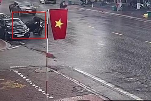 Tài xế mở cửa ô tô đột ngột gây tai nạn cho người đi xe máy bị xử lý
