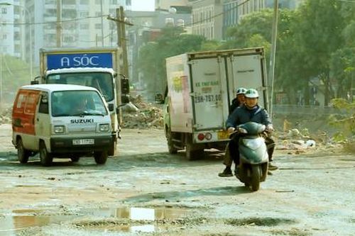 Hà Nội: Con phố xuống cấp nghiêm trọng 'giăng bẫy' bất kỳ người dân nào đi qua