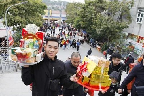 Lễ hội đền Bà Chúa Kho: Chen chân xin lộc