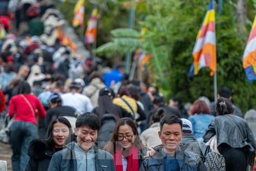 Hàng nghìn người leo bộ lên Yên Tử