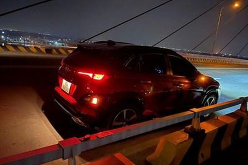 Tìm kiếm người đàn ông nghi bỏ lại xe ô tô, nhảy cầu Bính