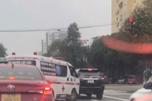 Xôn xao clip không nhường đường cho xe cấp cứu khi đèn đỏ tại TP.Vinh
