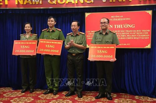 Bình Dương: Khen thưởng Ban Chuyên án triệt phá đường dây lừa đảo công nghệ cao