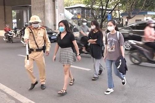 Theo quy định mới, sang đường không vẫy tay bị xử phạt bao nhiêu?