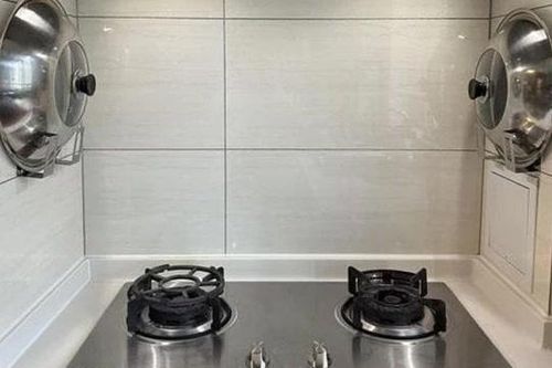 Dù máy hút mùi có bẩn hay dính dầu đến đâu, chỉ cần sử dụng máy sấy tóc là máy sẽ sạch như mới sau vài phút mà không cần tháo rời