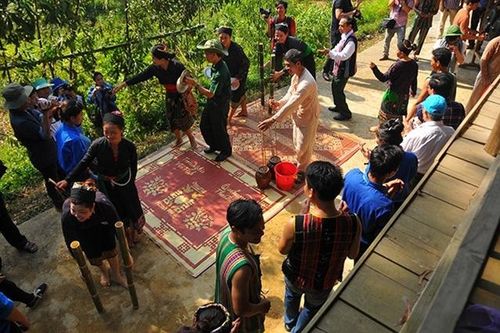 Bí ẩn dân tộc ít người nhất Việt Nam: Nhiều người chưa từng nghe tên, có tục đẻ ngồi góc nhà kỳ lạ