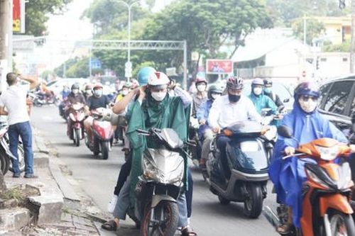 Công an Hà Nội nói gì về thông tin 'dừng xe máy mặc áo mưa có thể bị phạt tới 14 triệu đồng'?