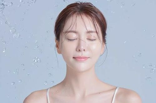 Dưỡng ẩm kép: 'Bài toán' giải quyết vấn đề khô ráp, bong tróc da hữu hiệu