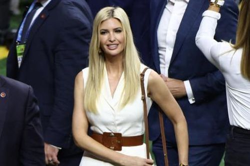 Ivanka Trump thể hiện gu ăn mặc đẳng cấp khi tham dự Super Bowl cùng cha