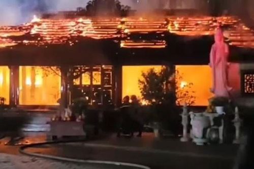Nhiều hiện vật trăm năm tuổi bị thiêu rụi khi ngôi chùa bùng cháy trong đêm tối