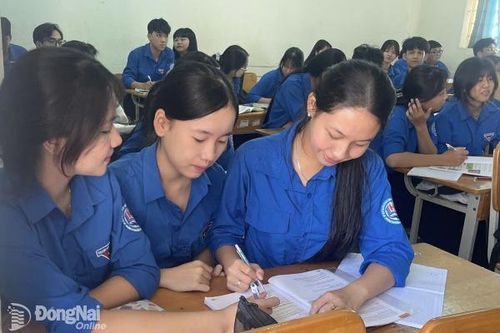 Học sinh lớp 12 chuẩn bị cho kỳ thi tốt nghiệp