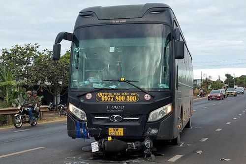 Ô tô khách tông xe máy trên quốc lộ 14, làm 1 người bị thương