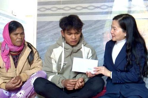 Lãnh đạo huyện Lạc Dương thăm, tặng quà, động viên thanh niên trước ngày nhập ngũ