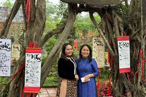 Đầu xuân ghé vườn thơ Hương Giang