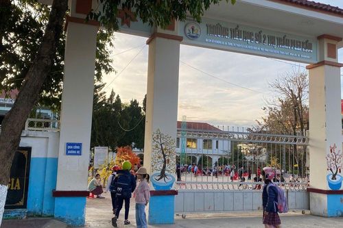 Học sinh trở lại trường học sau kỳ nghỉ Tết Nguyên đán
